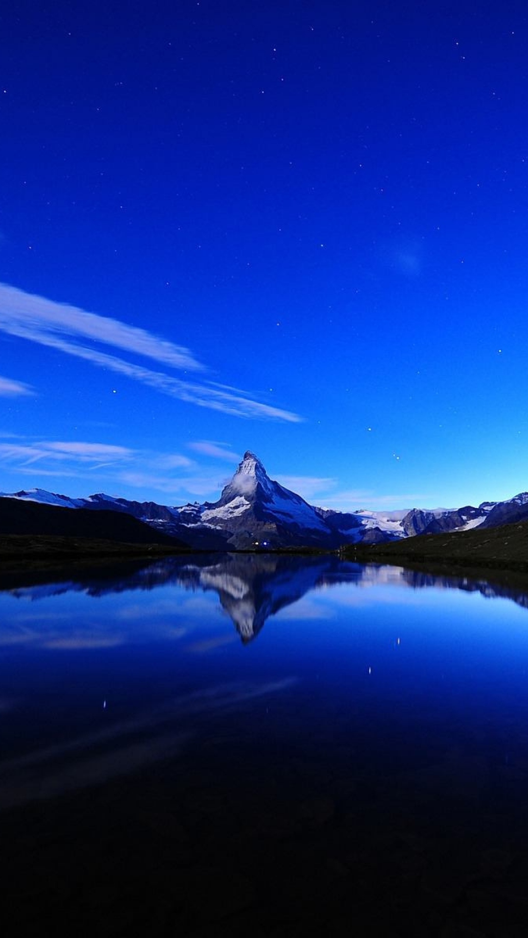 Лучшие вертикальные заставки. Природа горы ночью. Обои на планшет. Горы и вода. Синяя природа.