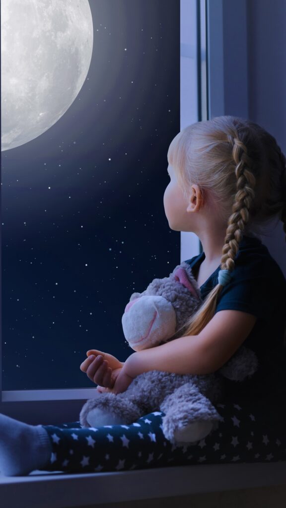 обои на телефон луна, скачать картинку девочка смотрит в окно на луну