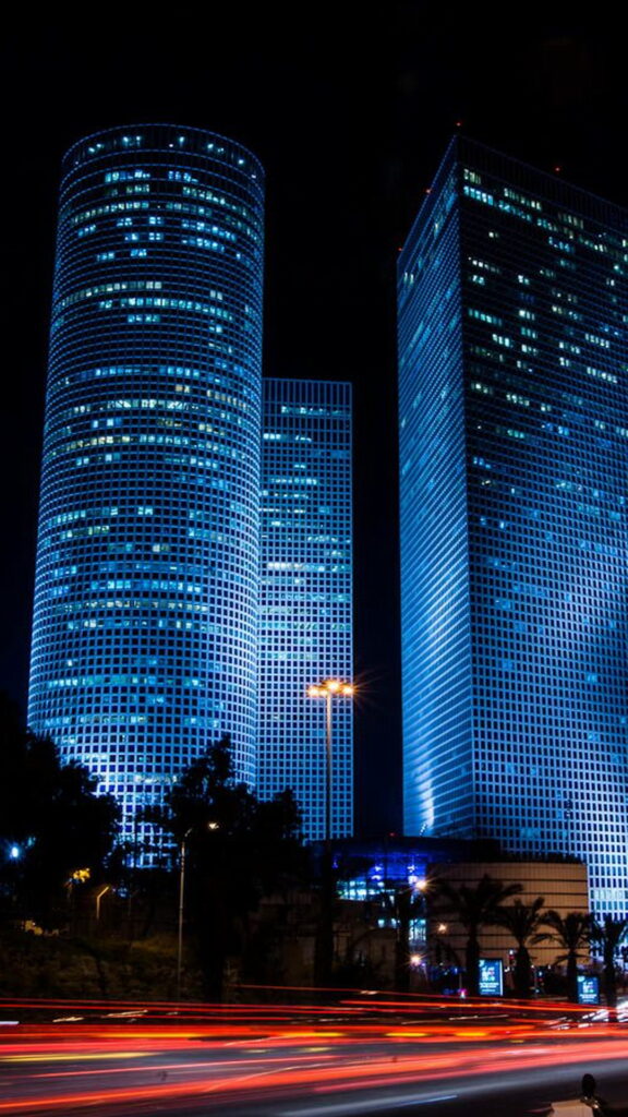 обои на телефон ночной город, скачать 1080x1920, картинка небоскребы Тель-Авив