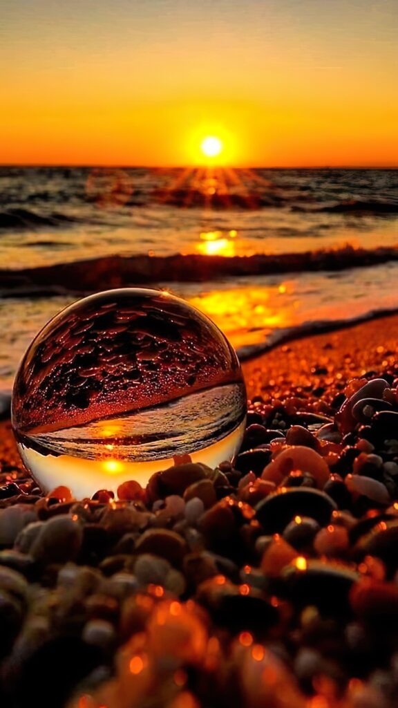 закат на море, берег, стеклянный шар