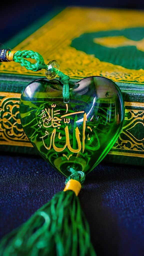 Коран, зеленое сердечко из стекла