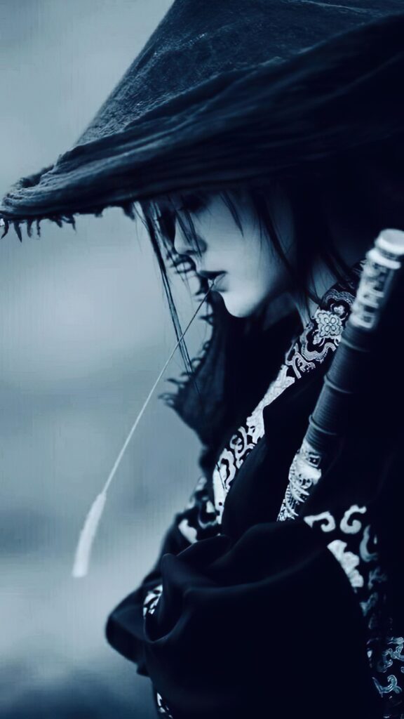 девушка самурай в шляпе, черно-белое фото